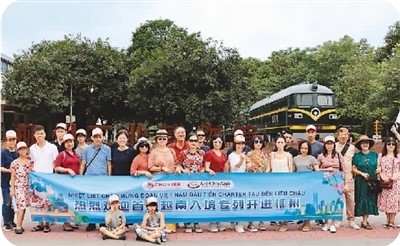 越南游客乘专列游柳州