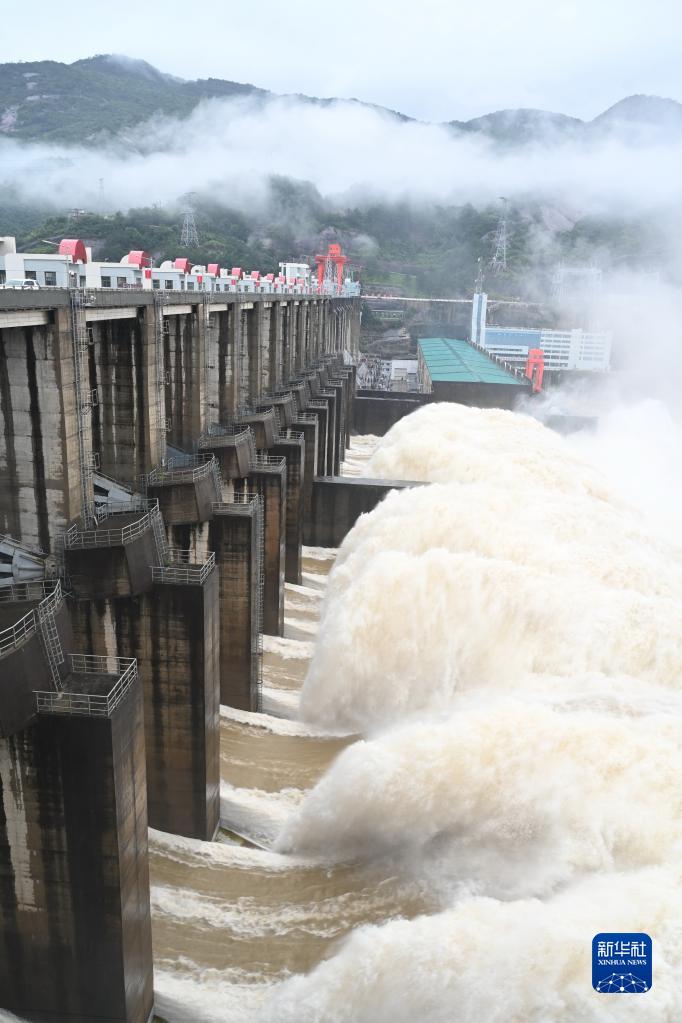 福建水口水電站持續(xù)多日開閘泄洪