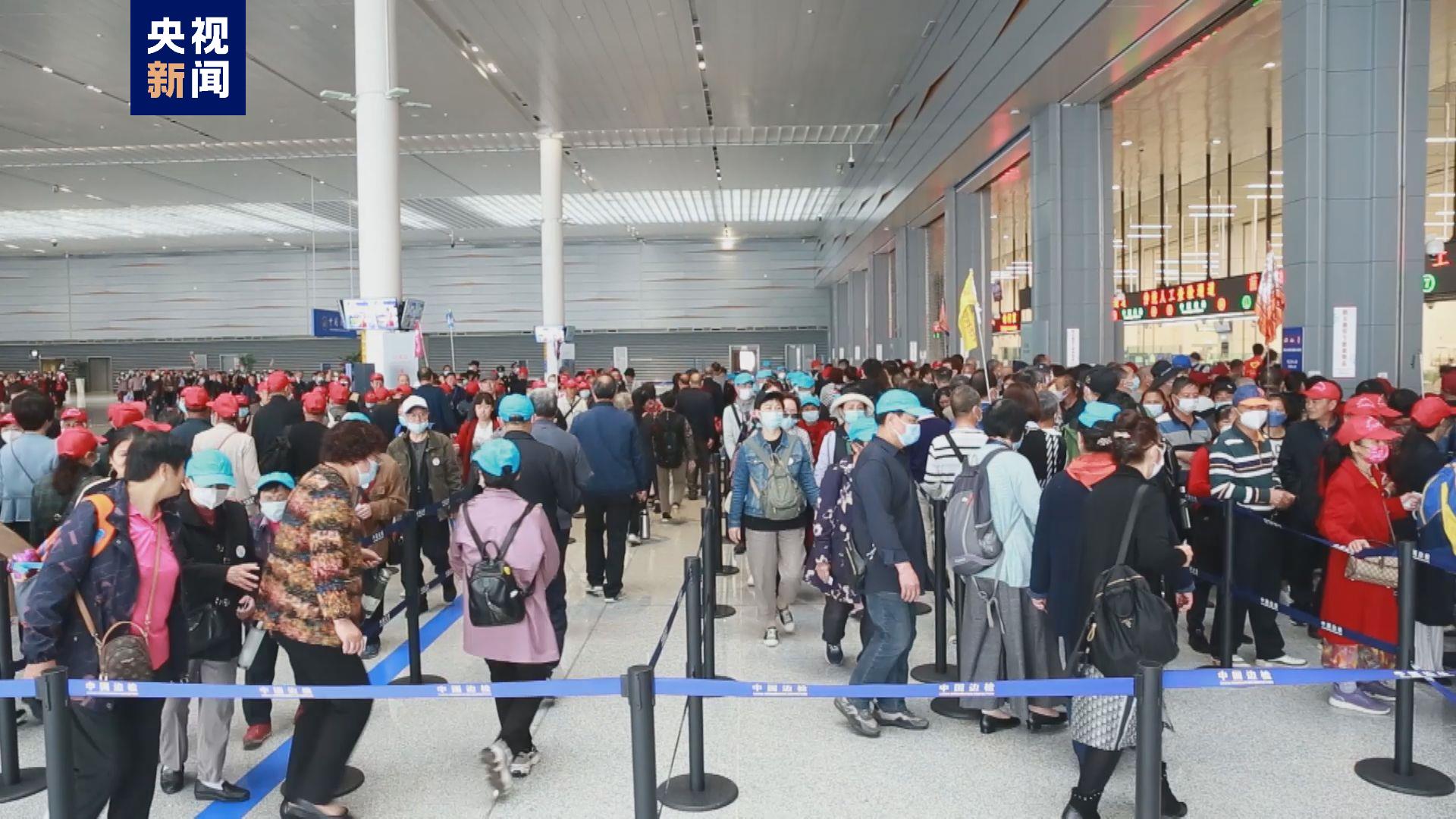 港珠澳大桥周末客流突破10万人次 创3年新高