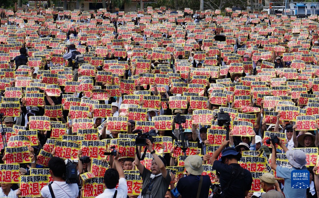 冲绳民众抗议驻日美军基地搬迁 怒闯施工现场