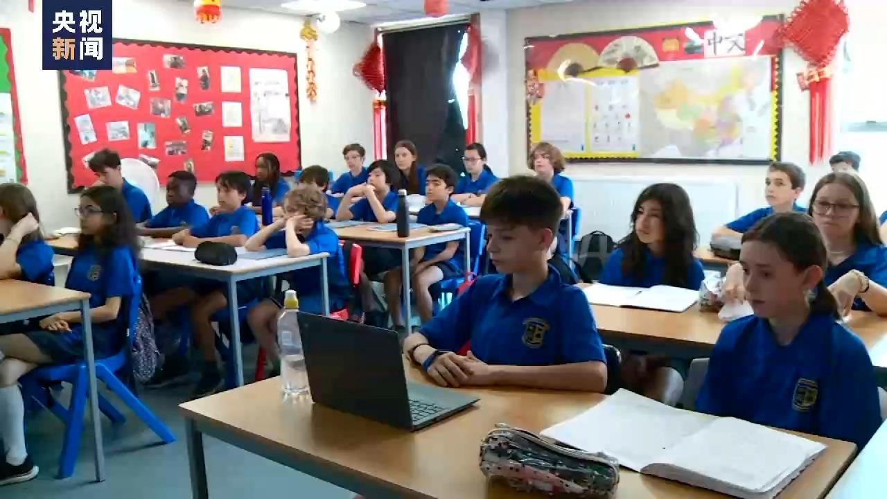 寓教于乐 英国学生中文课上体验端午文化