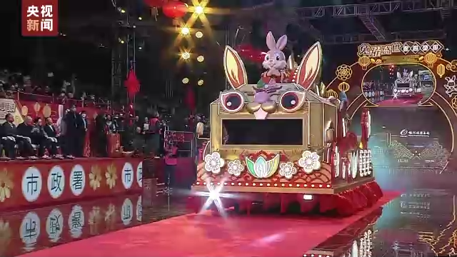 澳门举行春节花车巡游烟花汇演 贺岁活动精彩纷呈