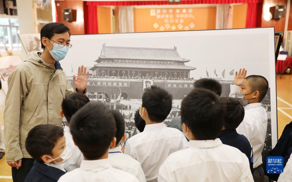 “让孩子们看到一本立体的中国近代史”——《国家相册》展览走进香港中小学校园