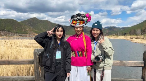 台青看凉山：选一句送给泸沽湖的诗词_fororder_图六：参加“掌上蜀show”活动的台青和当地居民合影