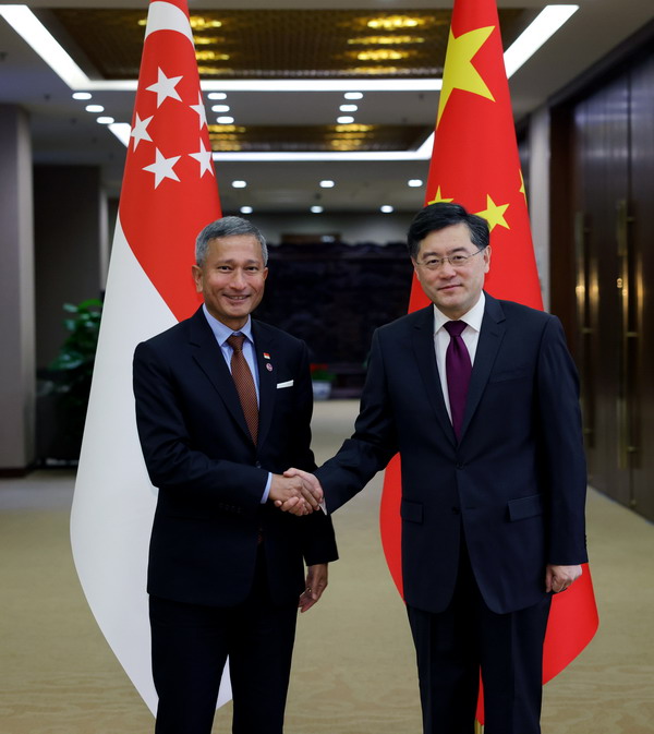 秦刚会见新加坡外长维文，双方同意加快全面恢复直航航班