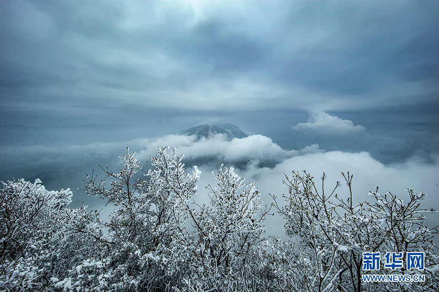 長江三峽迎春雪 綠水青山換雪裝