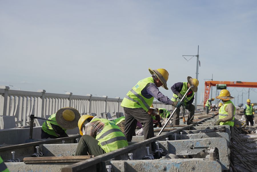 國(guó)內(nèi)首座跨海高速鐵路橋泉州灣跨海大橋無砟軌道施工完成