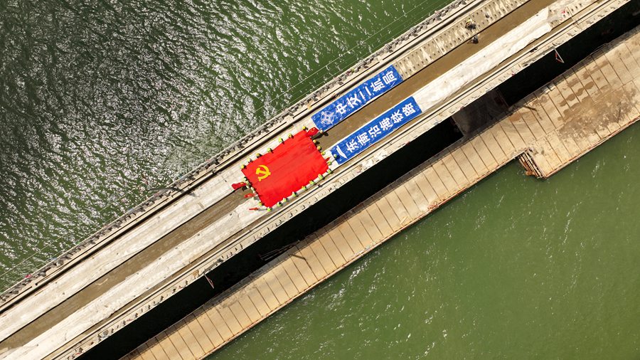 國(guó)內(nèi)首座跨海高速鐵路橋泉州灣跨海大橋無砟軌道施工完成