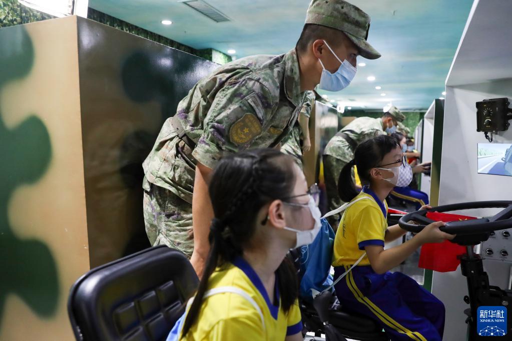 爱国爱澳的“种子”在这里播撒——澳门小学生在驻澳部队过儿童节 爱国爱澳的“种子”在这里播撒——澳门小学生在驻澳部队过儿童节