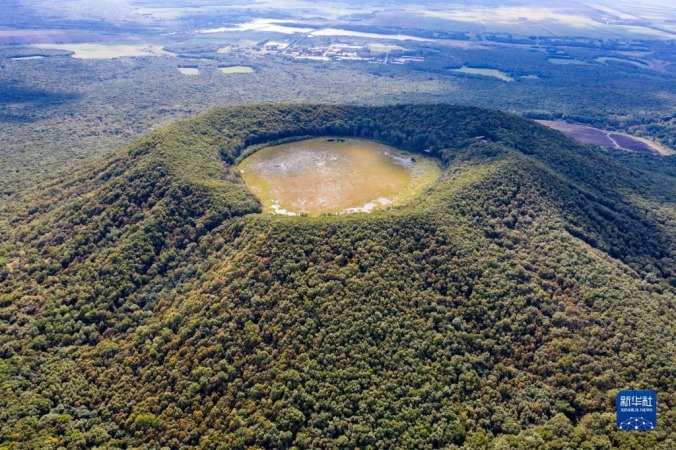 五大連池世界地質(zhì)公園南格拉球山天池（9月2日攝，無人機照片）。新華社記者 謝劍飛 攝