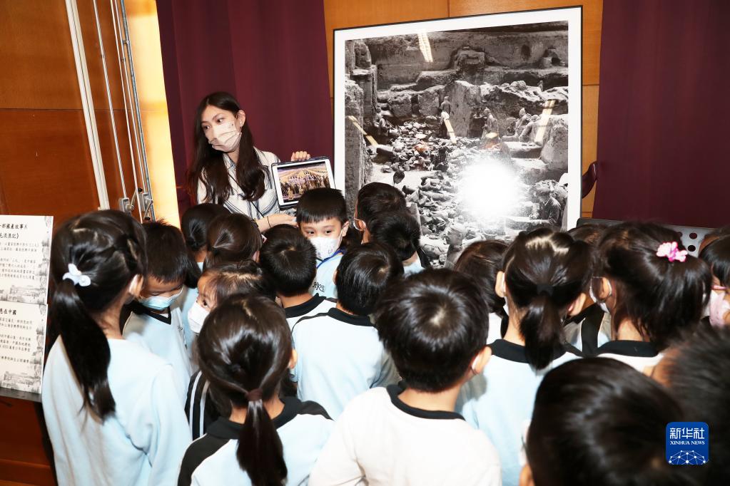 “让孩子们看到一本立体的中国近代史”——《国家相册》展览走进香港中小学校园