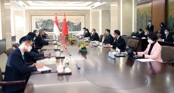 秦刚会见新加坡外长维文，双方同意加快全面恢复直航航班