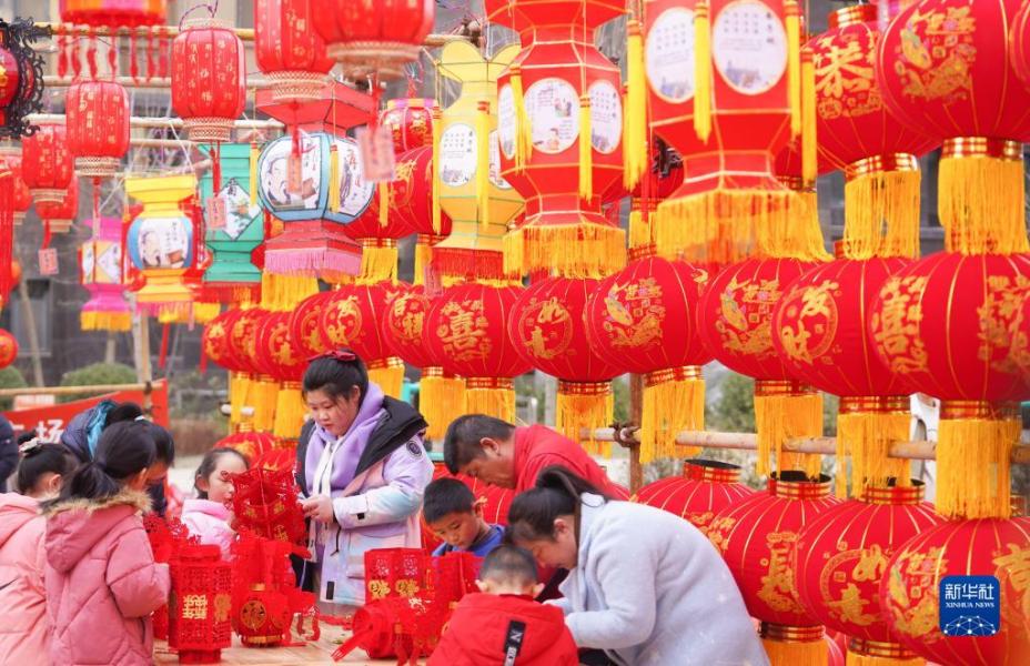 2月2日，山東省鄒平市黃山街道崔家社區(qū)居民在組裝各式紅燈籠。新華社發(fā) （董乃德 攝）