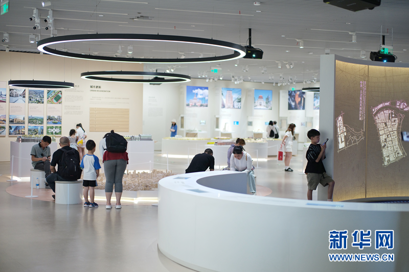 国际青年代表在上海城市规划展示馆感受城市发展脉络