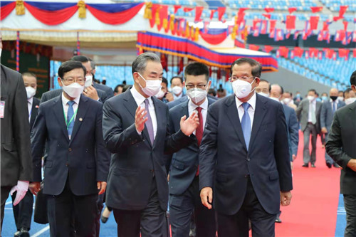 中柬隆重举行援柬体育场项目交接仪式