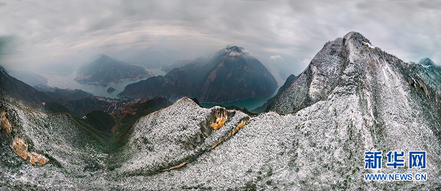 長江三峽迎春雪 綠水青山換雪裝