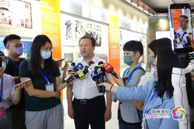 在展览现场,新疆自治区公安厅副厅长亚力坤·亚库甫接受两岸媒体记者的采访。他说,新疆始终坚持反恐、去极端化不与特定的地域、民族、宗教挂钩。无论是谁、无论是哪个民族,只要触犯中国法律,只要从事恐怖主义、极端主义活动,只要危害人民群众的生命财产安全,都必须受到法律追究。