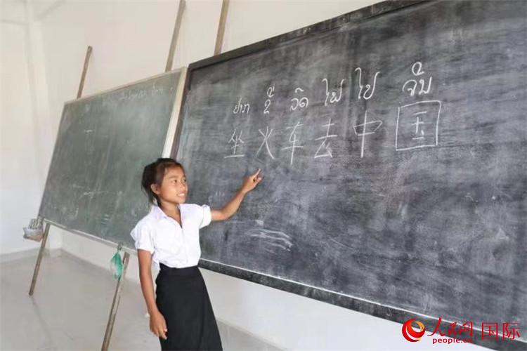 中老铁路搬迁安居村小学生：我想坐火车去中国