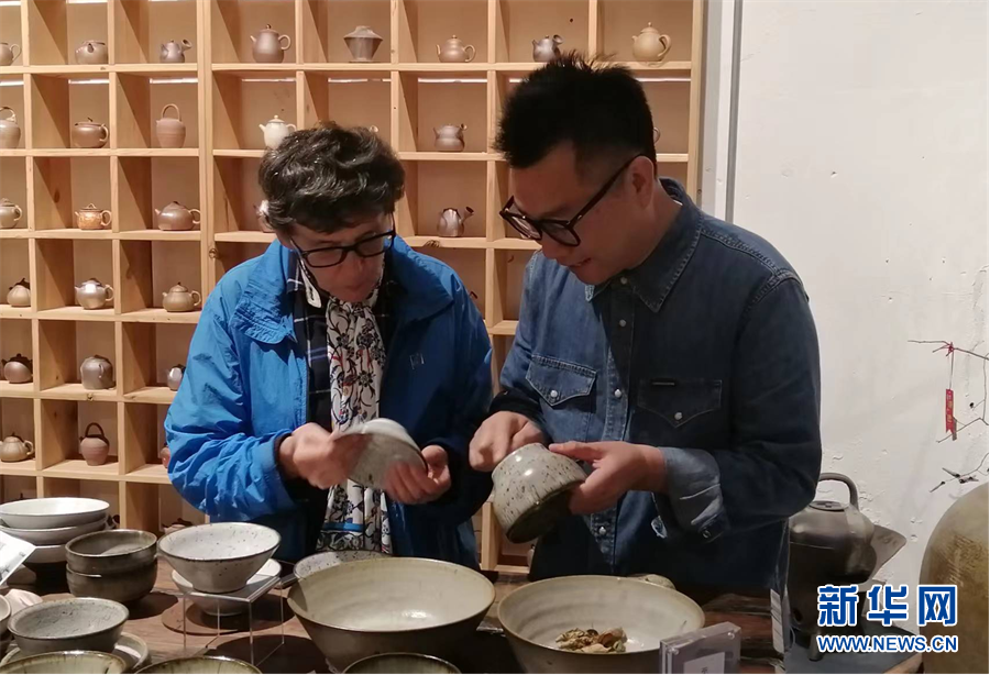 海岛陶艺人：“活着的泥料”会“唱歌”