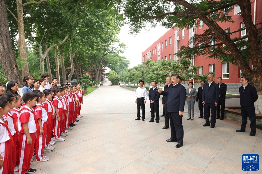 习近平在北京育英学校考察时强调 争当德智体美劳全面发展的新时代好儿童 向全国广大少年儿童祝贺“六一”国际儿童节快乐
